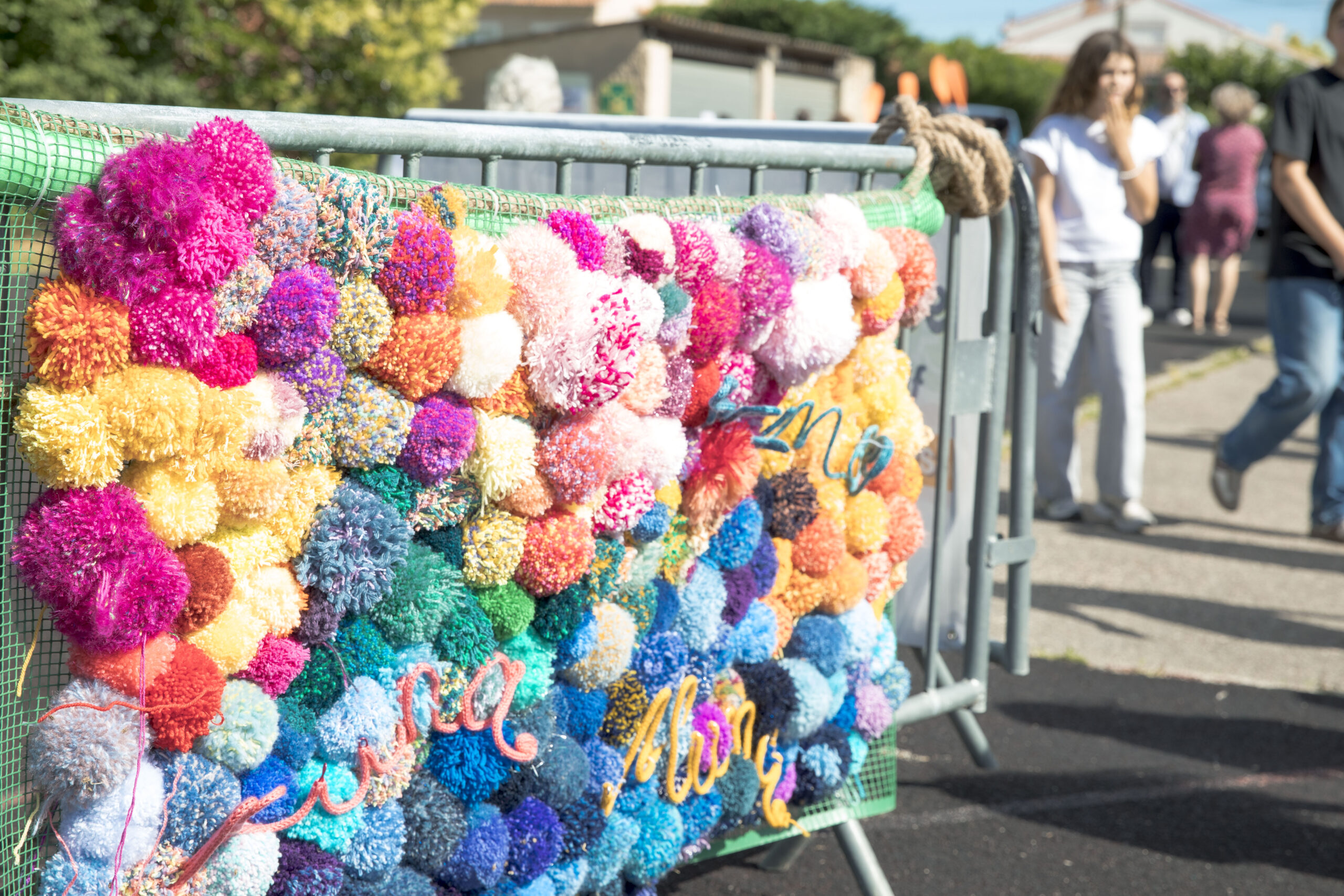 Installation de pompons colorés