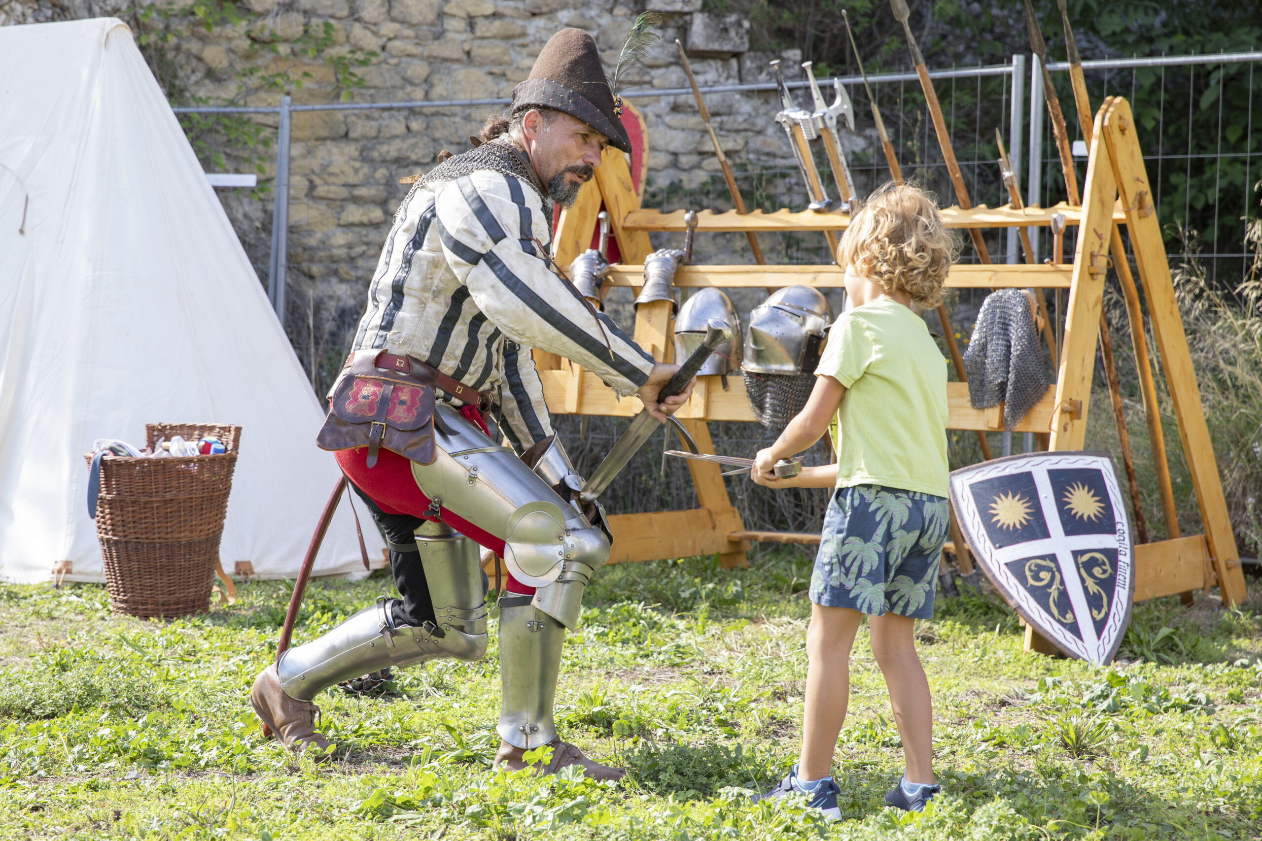 Chevalier en armure et enfant lors de la fête du patrimoine