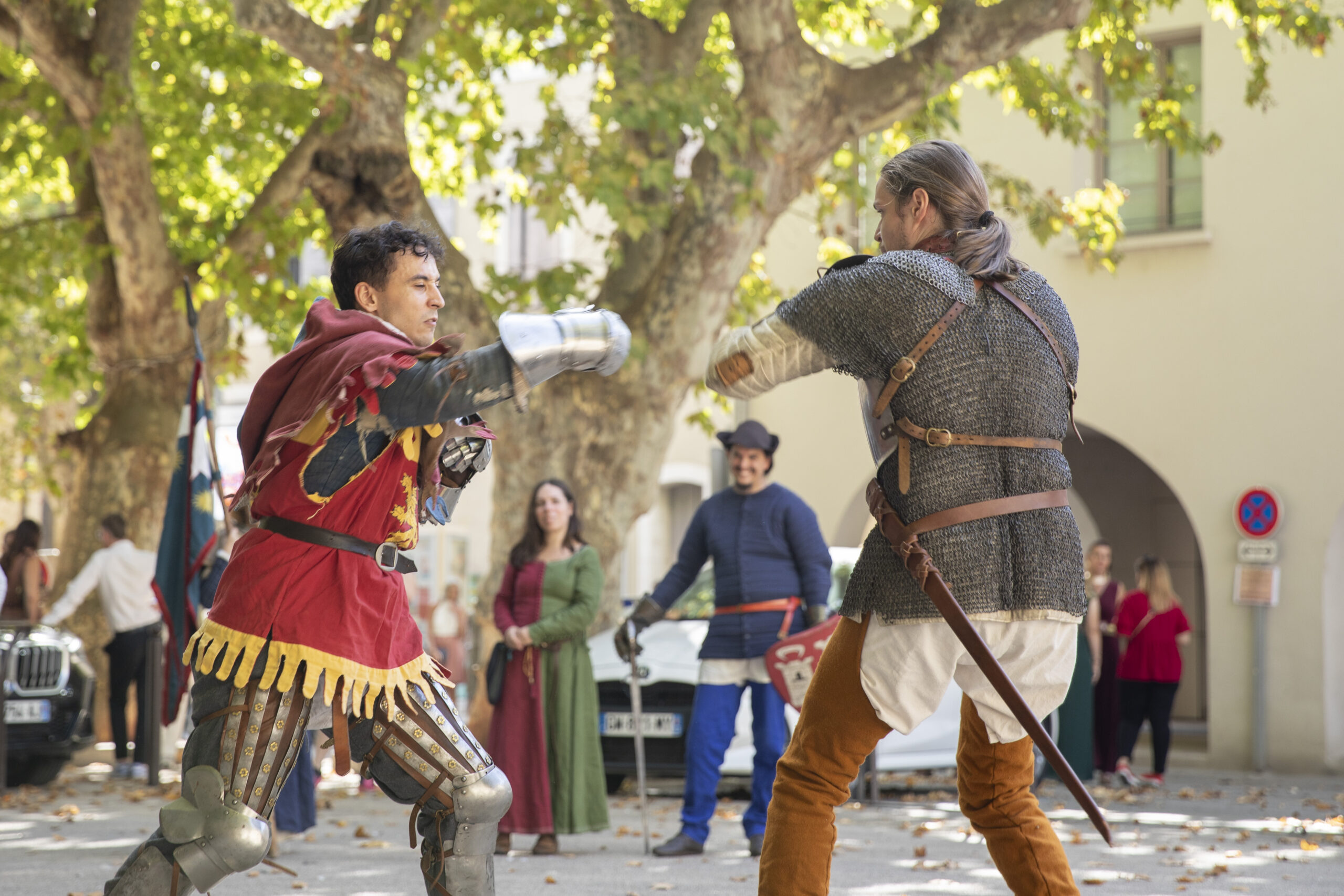 Combat de chevaliers place de la Mairie