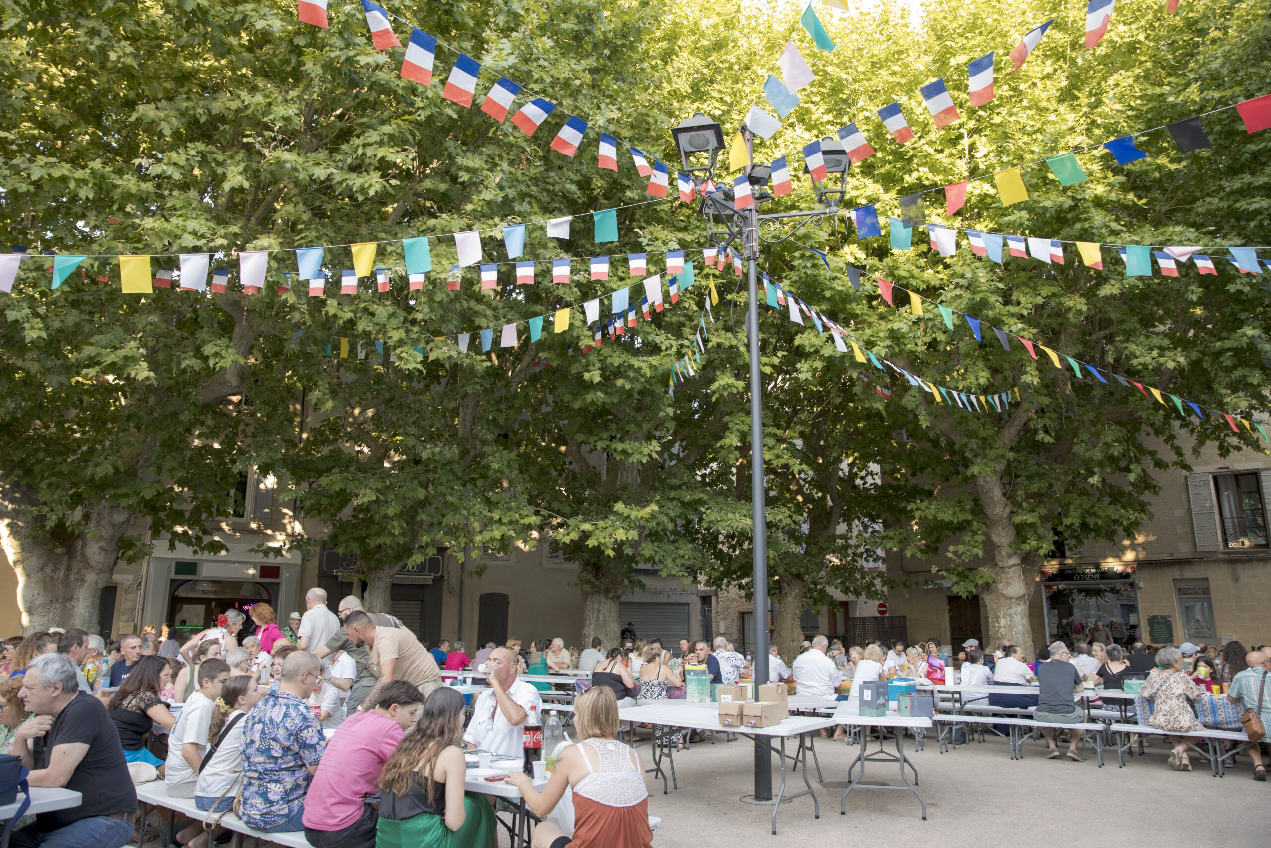 Place de la Mairie pavoisée pour un repas