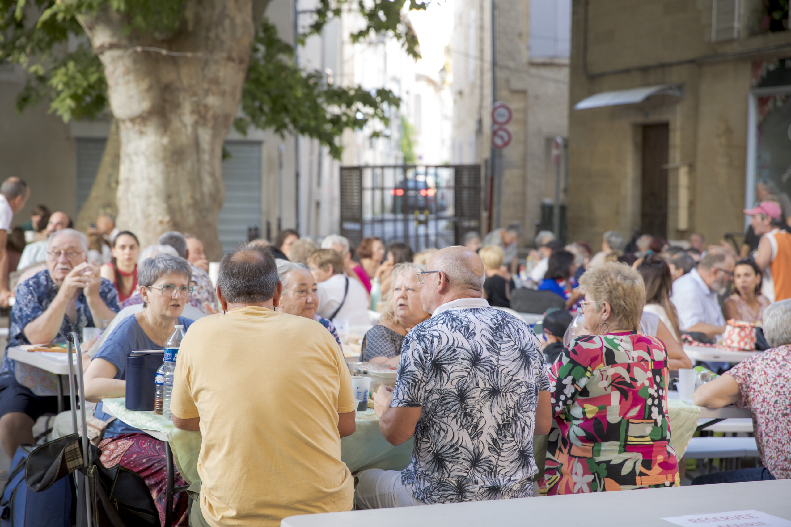 Repas en plein air au village