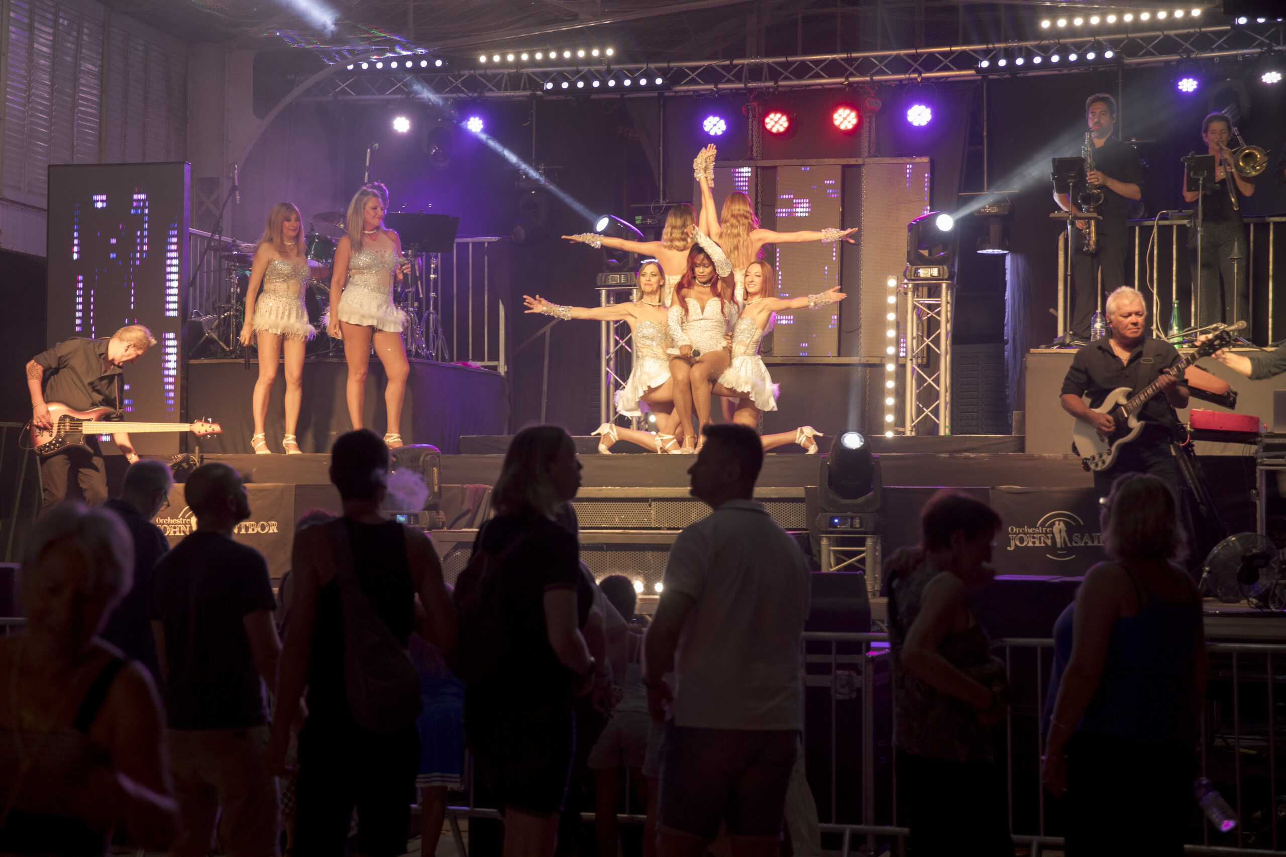 Spectacle sur scène, fête votive