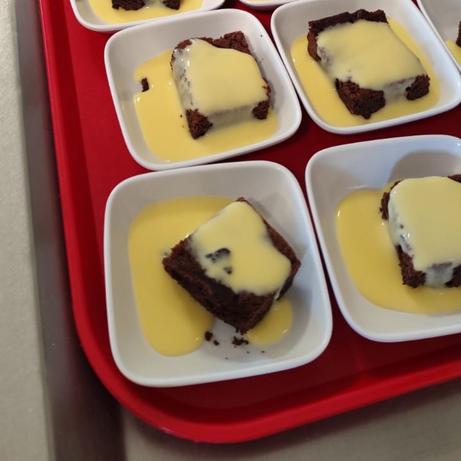Brownie à la crème anglaise préparé à la cantine