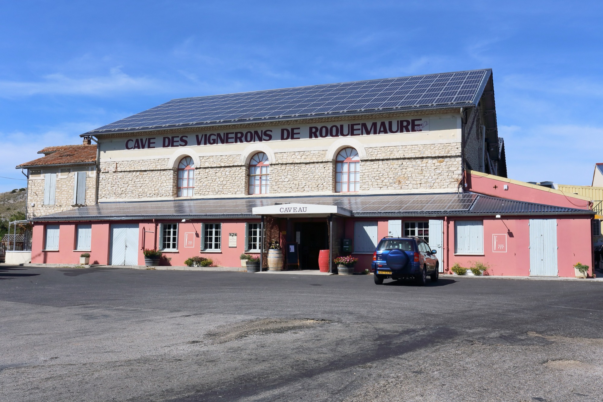 Bâtiment de la cave coopérative, avec l’inscription « Cave des Vignerons de Roquemaure » sur sa façade