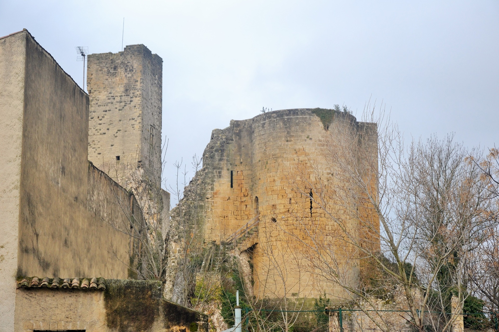 Ruines du château de Roquemaure, dominées par la tour carrée