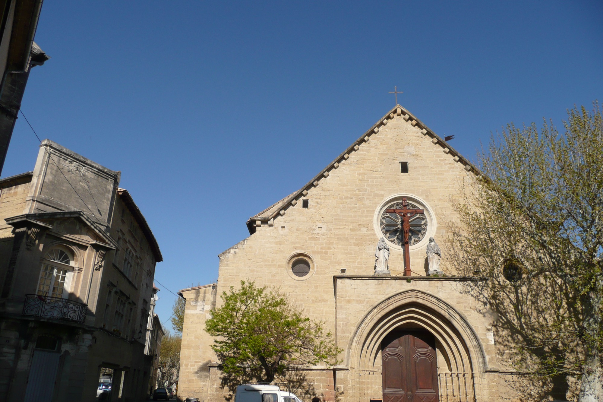 Façade de la collégiale Saint-Jean-Baptiste et sa rosace