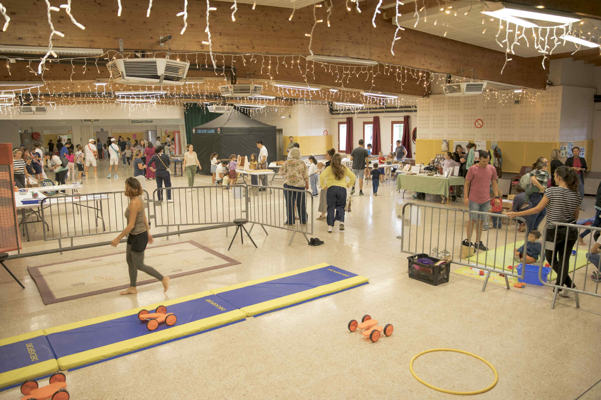 Stands et parcours de motricité dans la grande salle