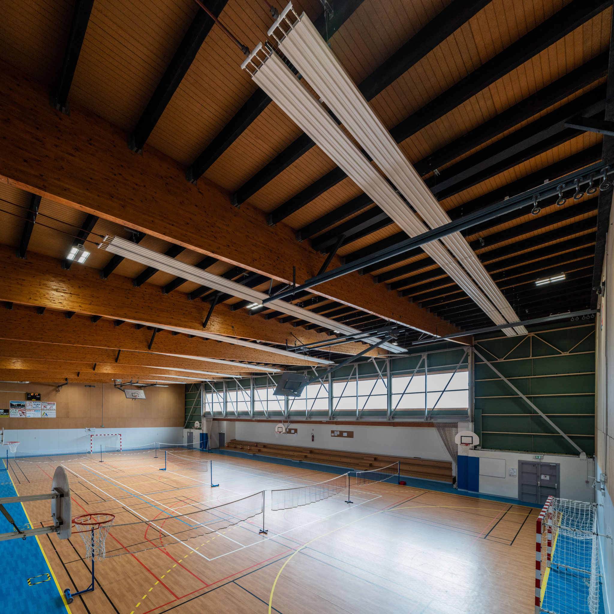 La grande salle du gymnase Guy Pécoul et son parquet tracé pour les sports de salle
