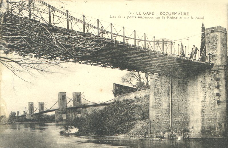 Carte postale ancienne « Les deux ponts suspendus sur le Rhône et sur le canal » à Roquemaure : tablier métallique au premier plan, pylônes du second pont au loin