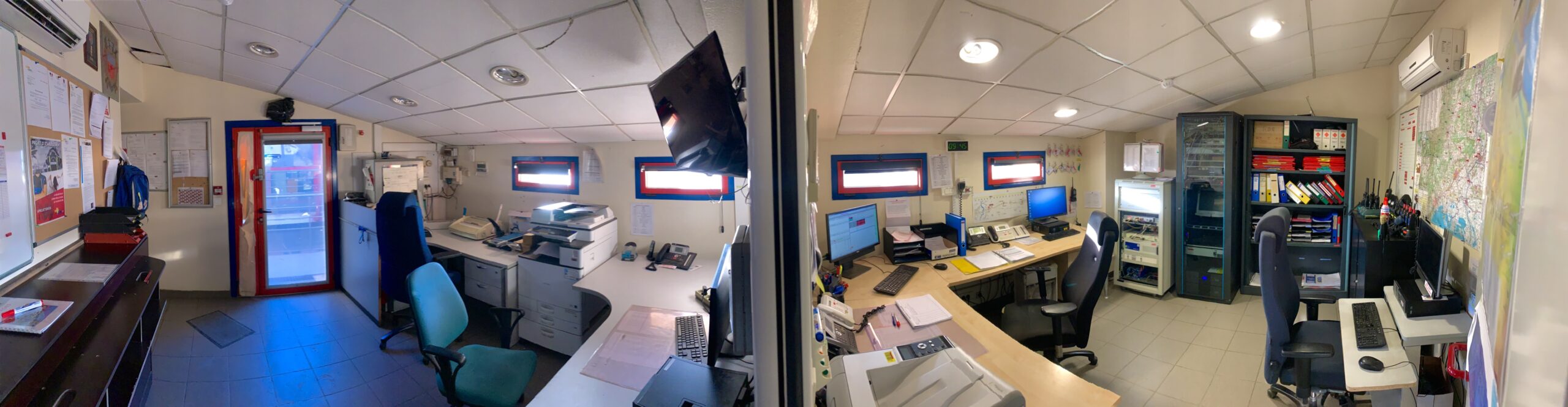 Vue panoramique des bureaux du centre de secours de Roquemaure : postes informatiques, téléphones, radios, armoires de classement et carte du secteur au mur