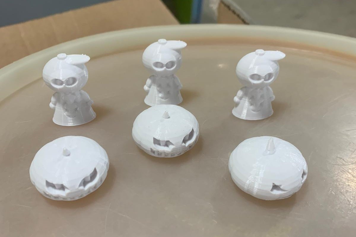 Petits fantômes et citrouilles d’Halloween blancs posés sur un plateau