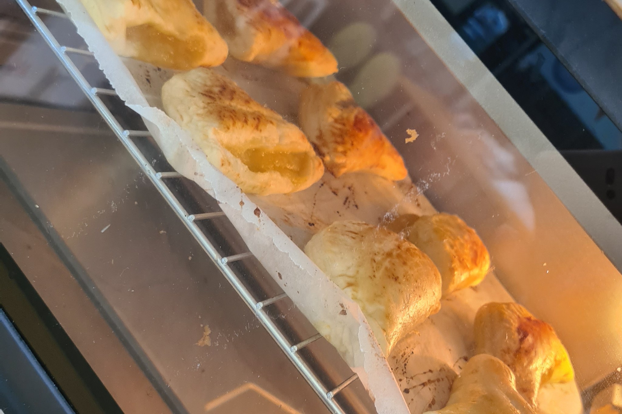 Viennoiseries en train de dorer dans un four