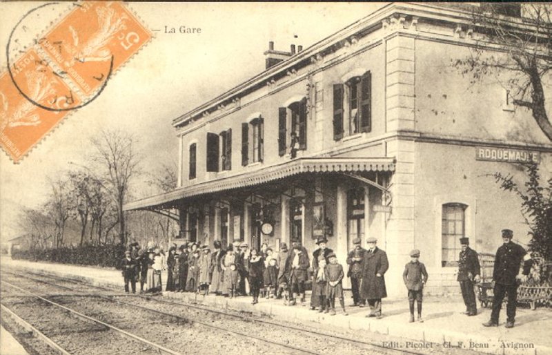 Carte postale ancienne de la gare de Roquemaure, voyageurs et employés sur le quai