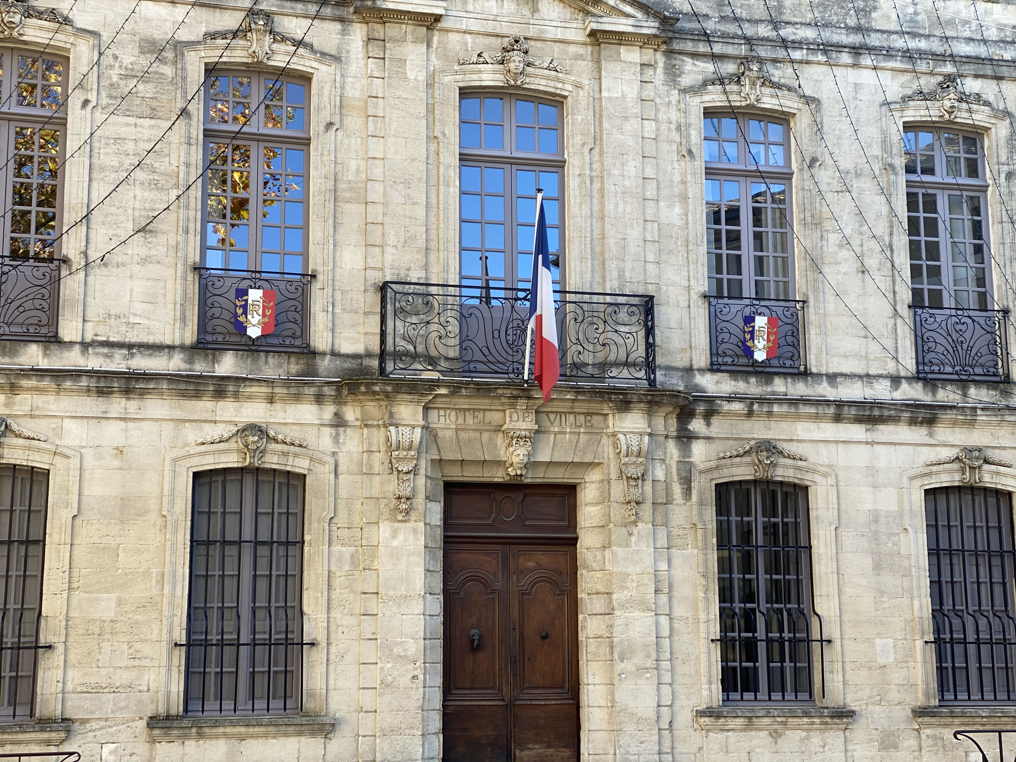 Façade de l’hôtel de ville, avec ses drapeaux