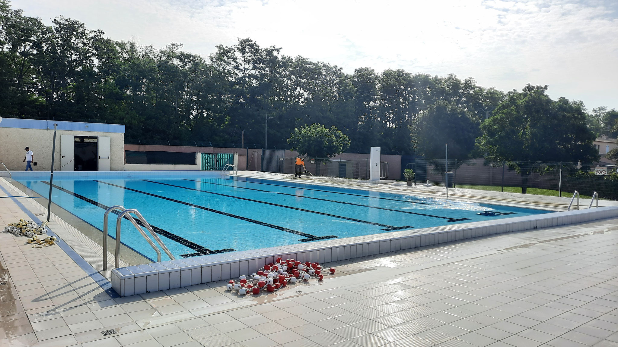 Le grand bassin de la piscine municipale, ses lignes d’eau et les plongeoirs