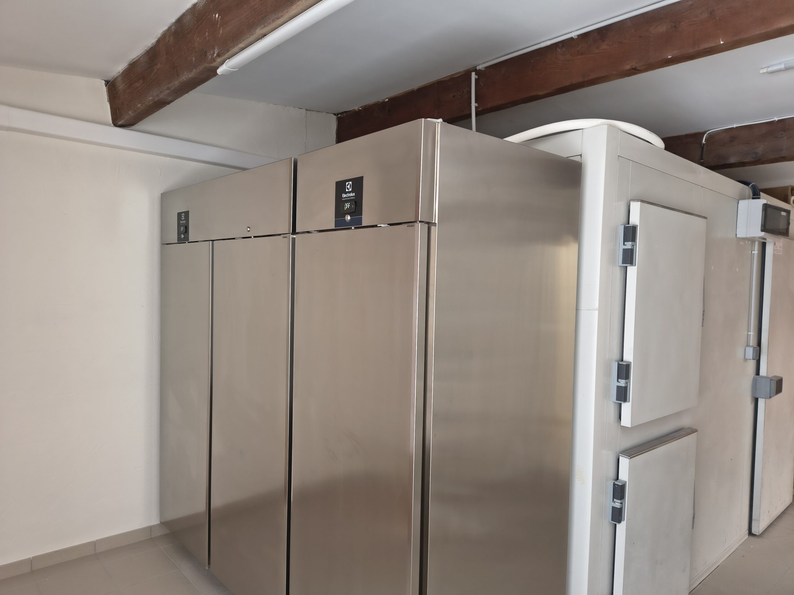 Armoires froides en inox de la cuisine rénovée