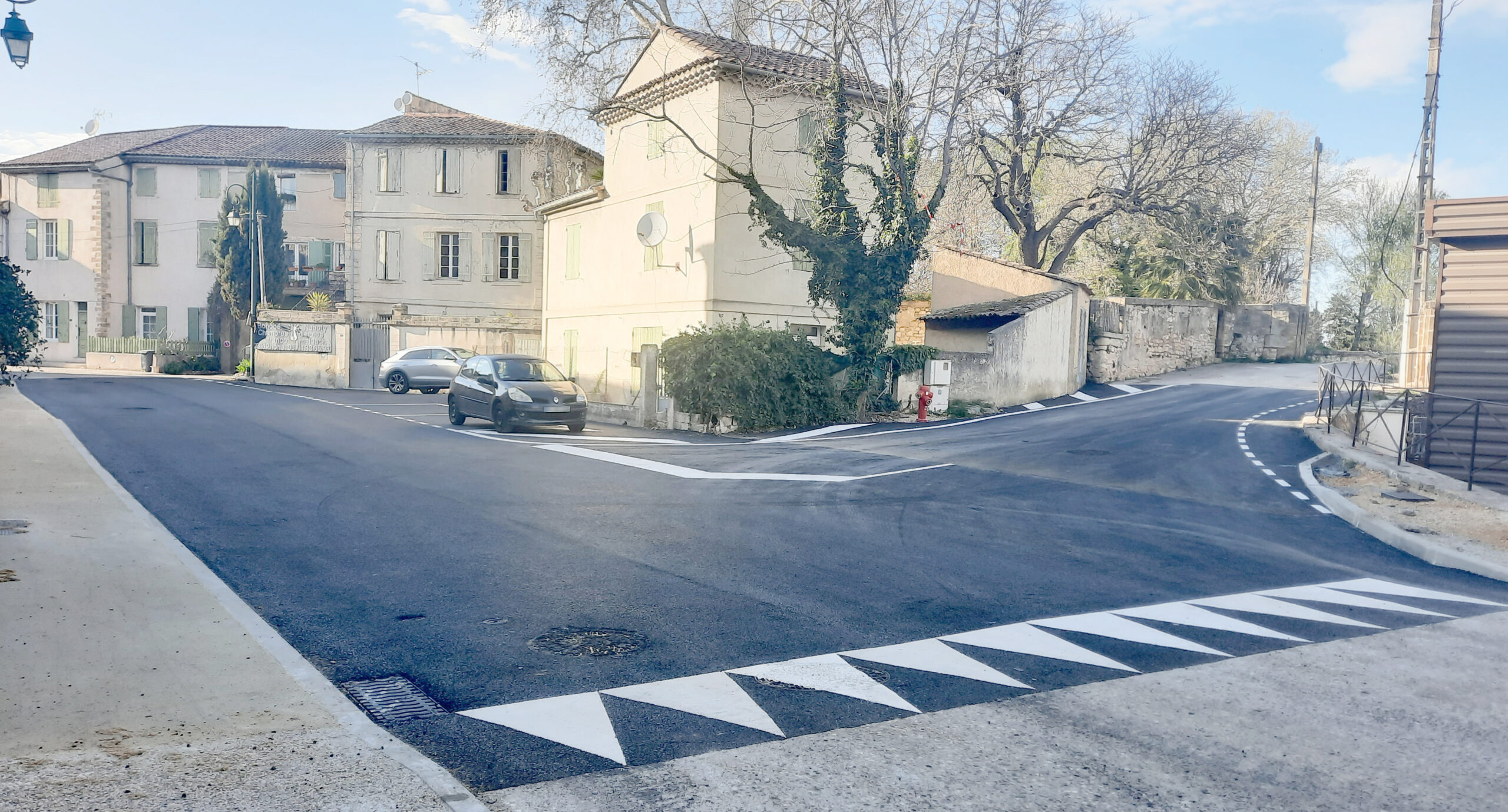 Carrefour à la chaussée refaite et au marquage neuf