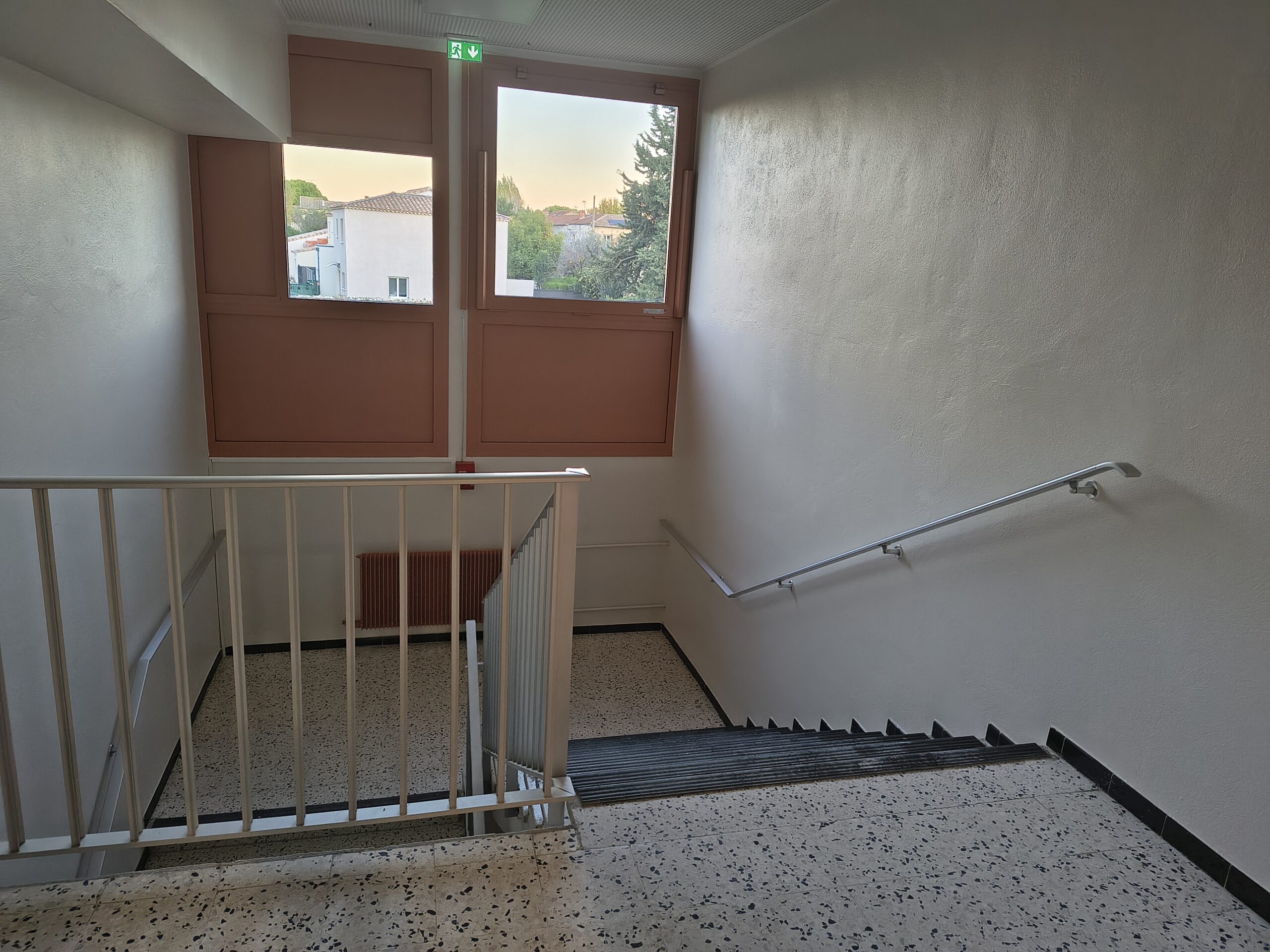 Cage d’escalier rénovée du bâtiment Albert-Camus