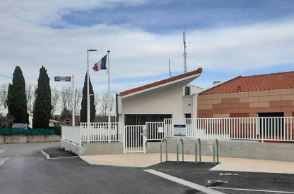 La gendarmerie de Roquemaure : bâtiment neuf, clôture blanche et drapeau tricolore