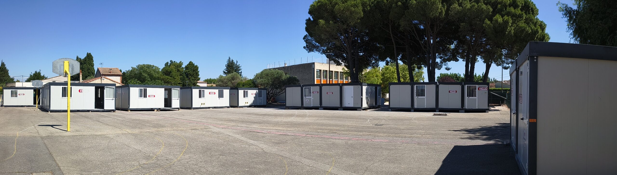 Les classes provisoires en modules préfabriqués installées pendant les travaux