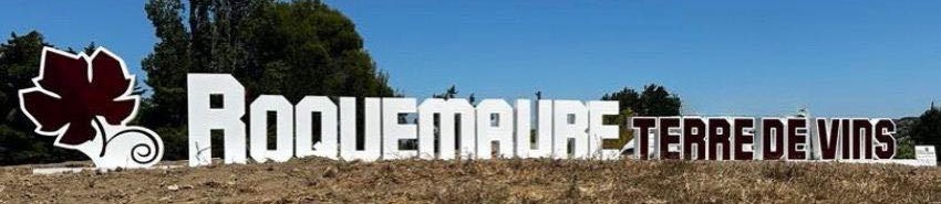 Lettrage « Roquemaure terre de vins » et feuille de vigne sur le giratoire de l’A9