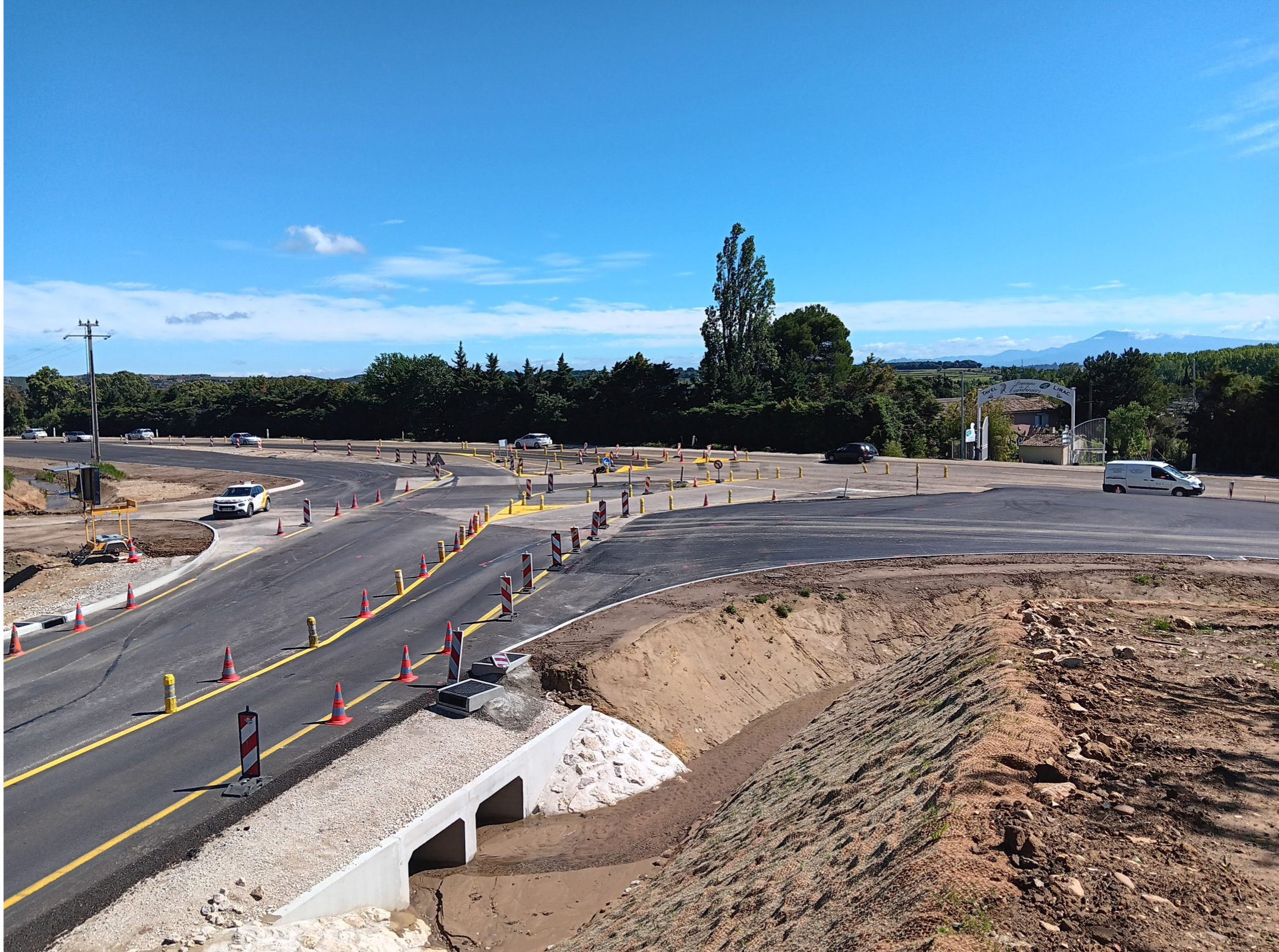 Le carrefour de la sortie de l’A9 en fin de chantier, avec ses bretelles et un ouvrage hydraulique