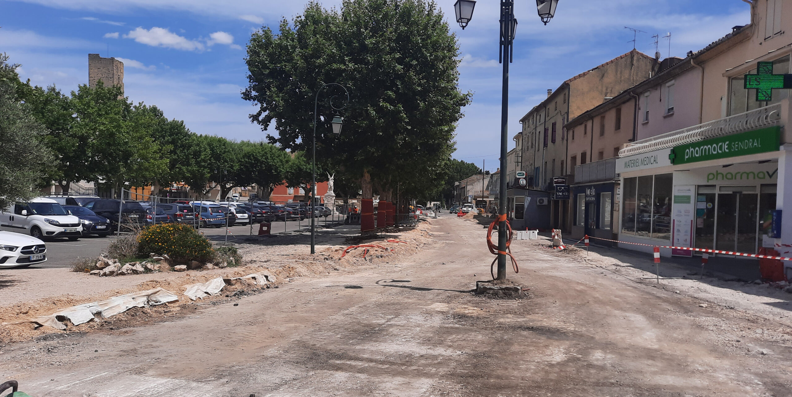 Chantier du boulevard National : chaussée décaissée devant les commerces