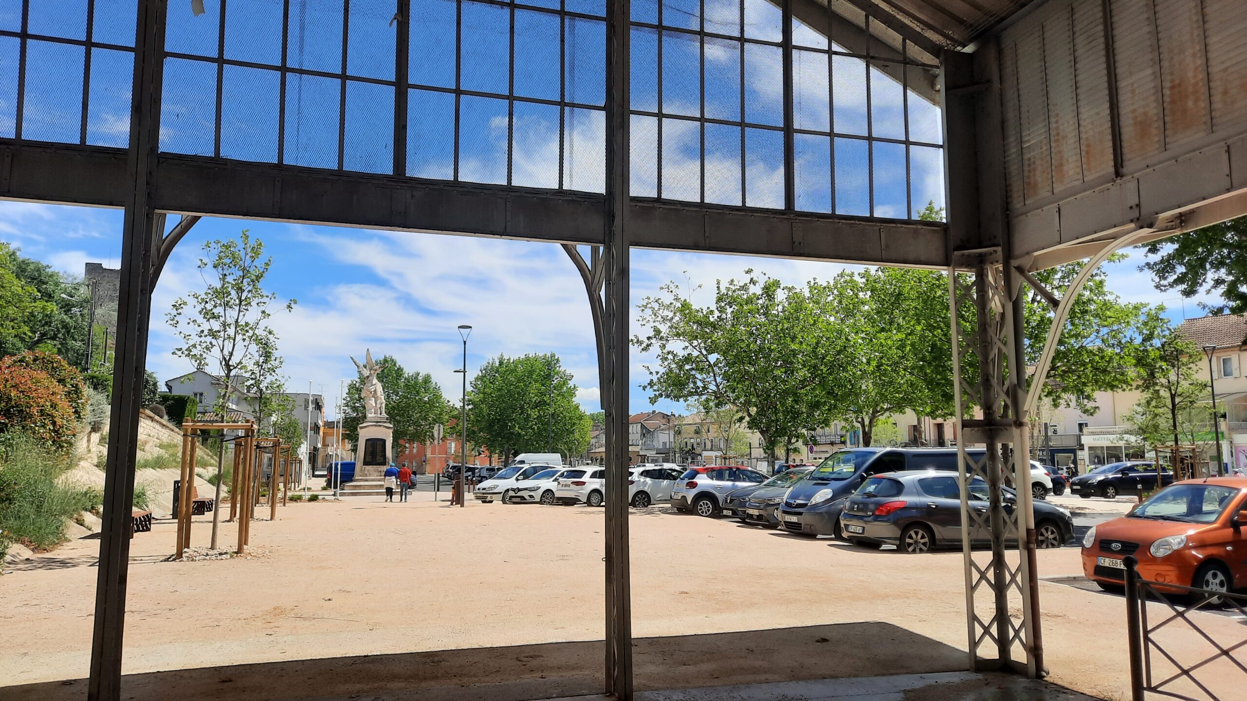 La place de la Pousterle vue depuis l’intérieur de la halle métallique