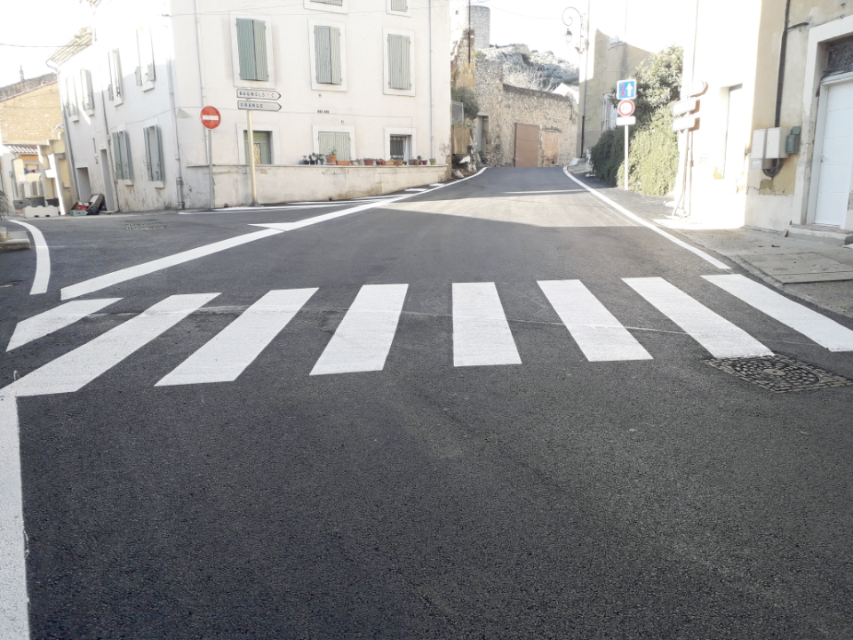 Entrée nord de la ville refaite, enrobé neuf et passage piéton