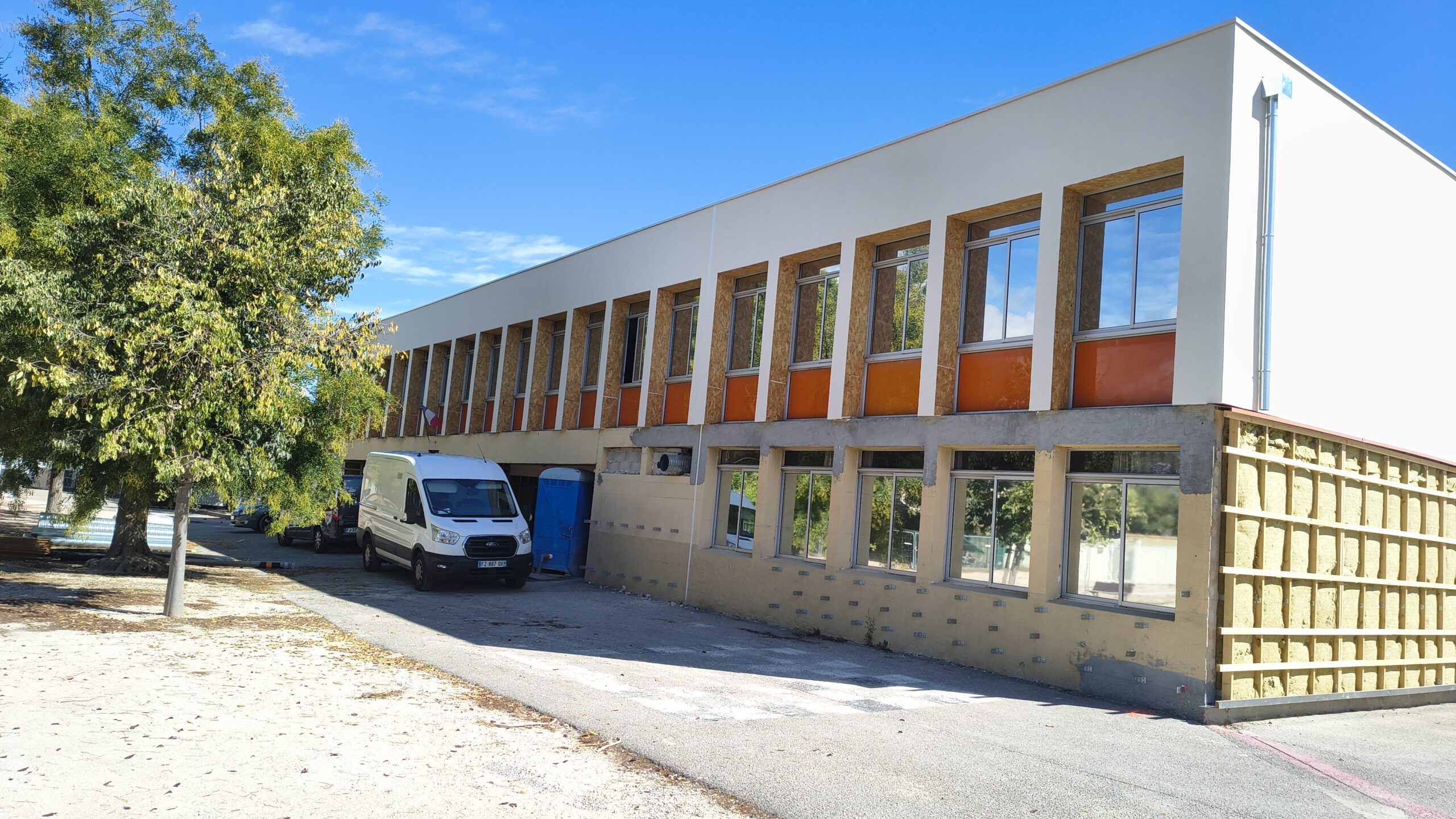 Le bâtiment Albert-Camus pendant les travaux, bardage en cours de pose