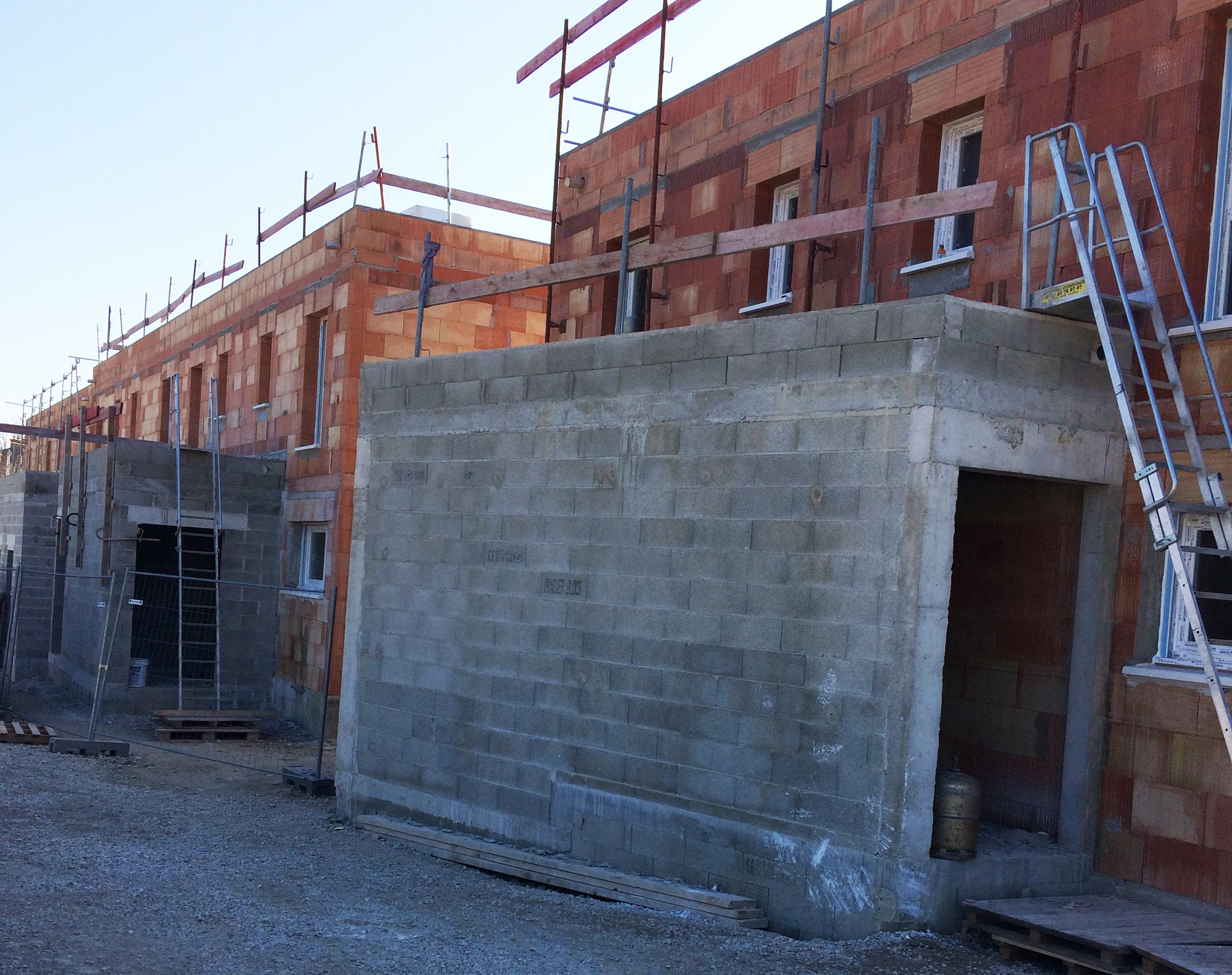 Chantier de la gendarmerie : murs en briques et échafaudages