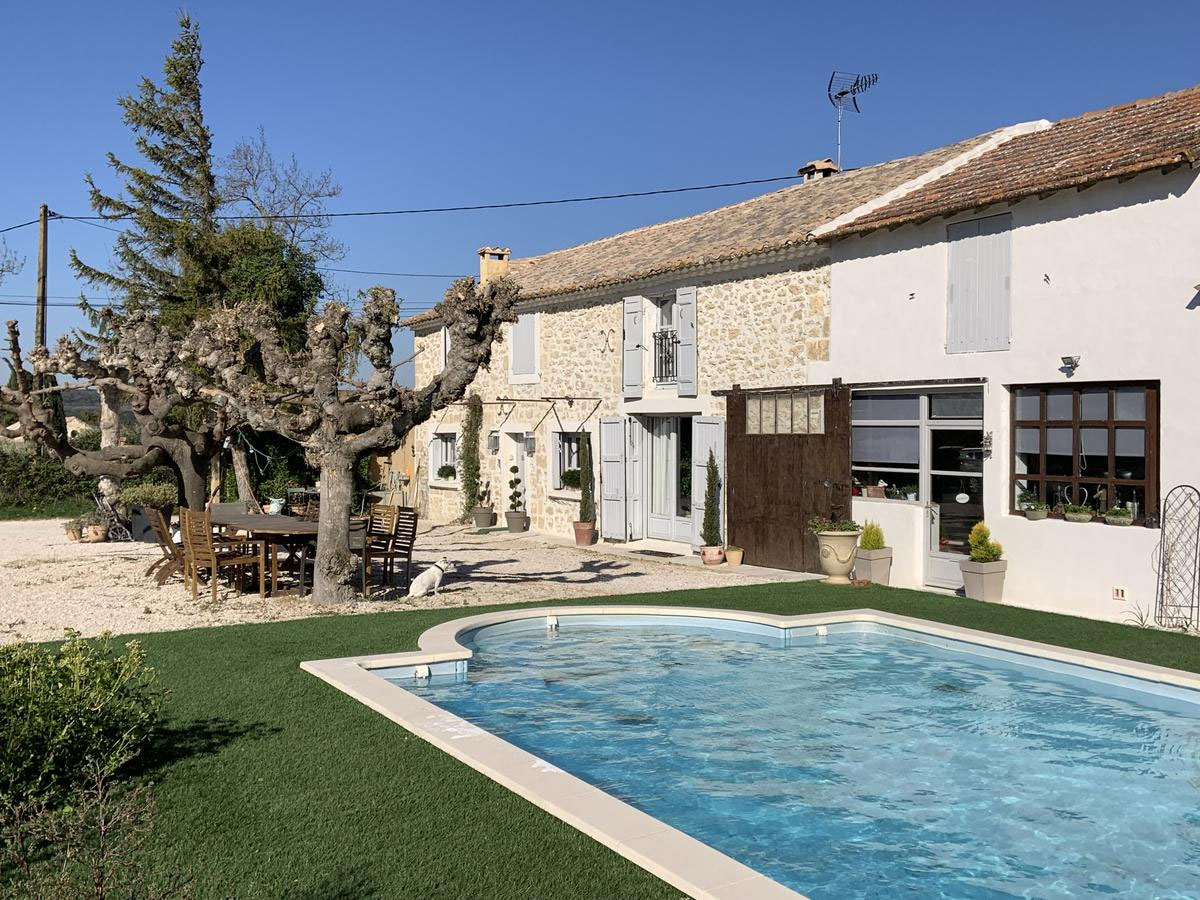 Mas en pierre avec terrasse, platanes taillés et piscine