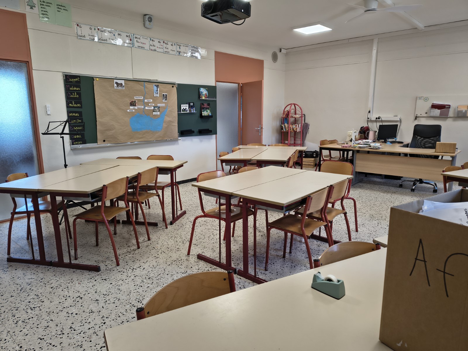 Une classe rénovée du bâtiment Albert-Camus, avec tableau, vidéoprojecteur et tables d’élèves