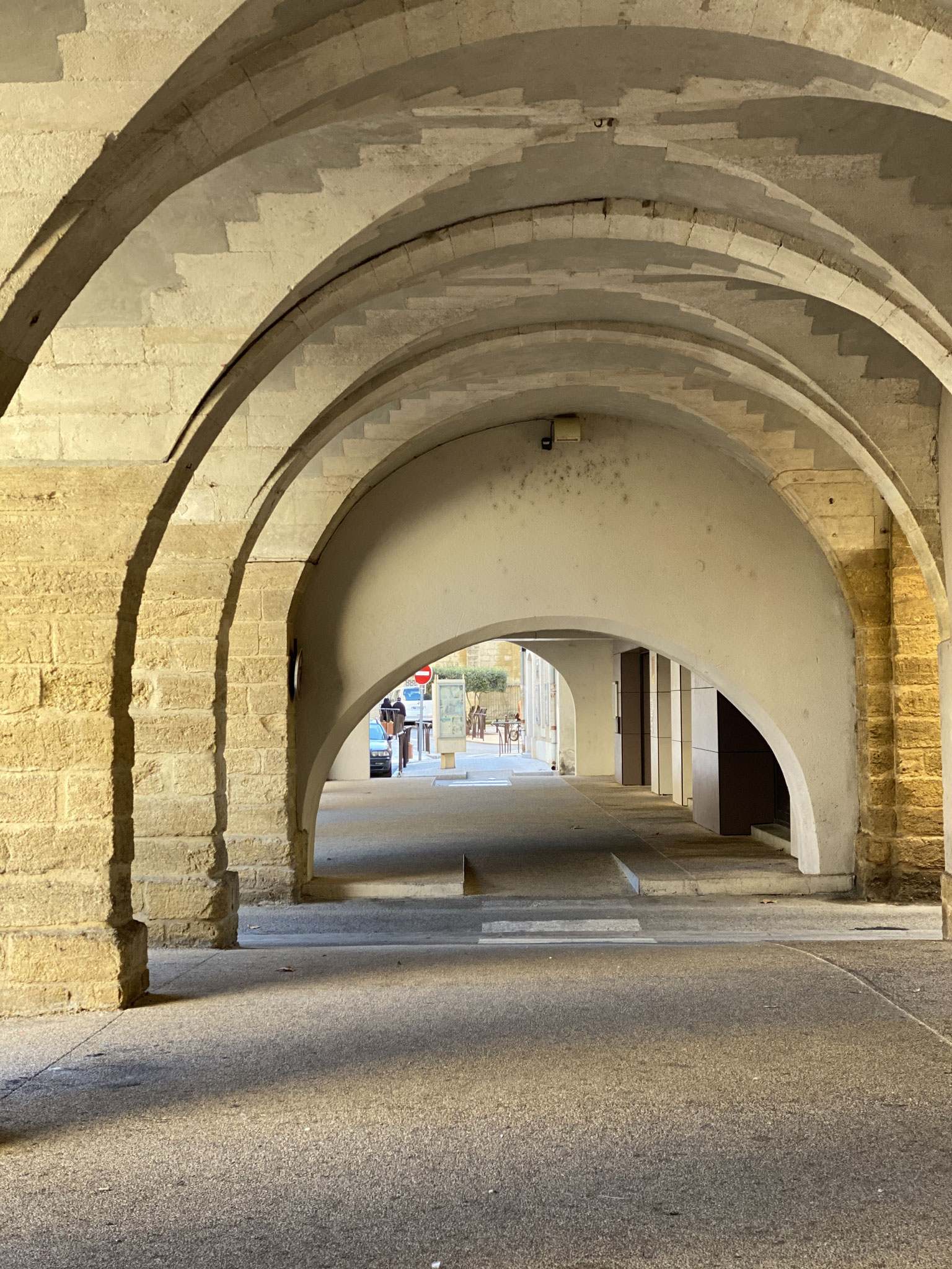 Enfilade d’arcades voûtées en pierre