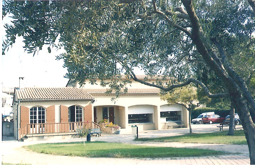 Bâtiment de plain-pied aux fenêtres cintrées, devant une pelouse ombragée, local du Club du 3e âge rue Carnot