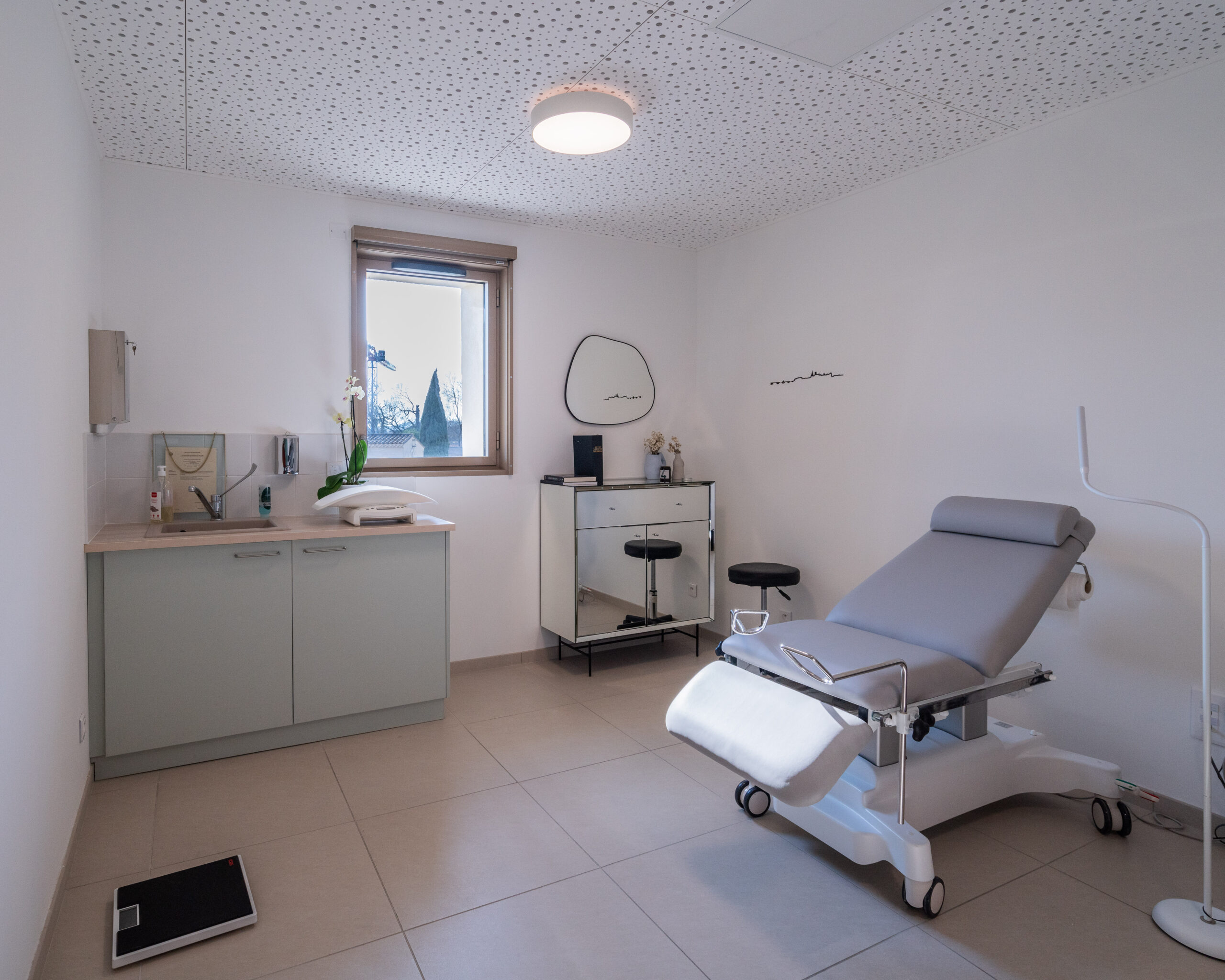Cabinet de consultation de la maison de santé avec sa table d’examen