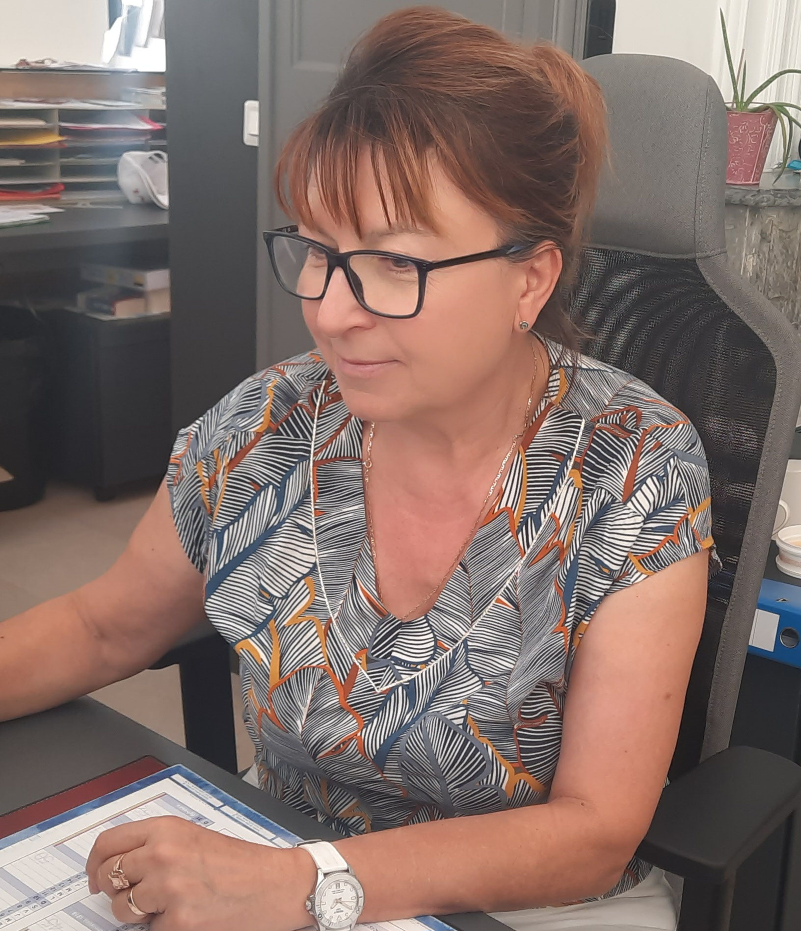 Une agente du service des titres d’identité à son bureau