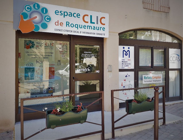 Devanture de l’Espace CLIC de Roquemaure : enseigne, vitrines avec les logos France Services, CCAS et Relais emploi, jardinières fleuries
