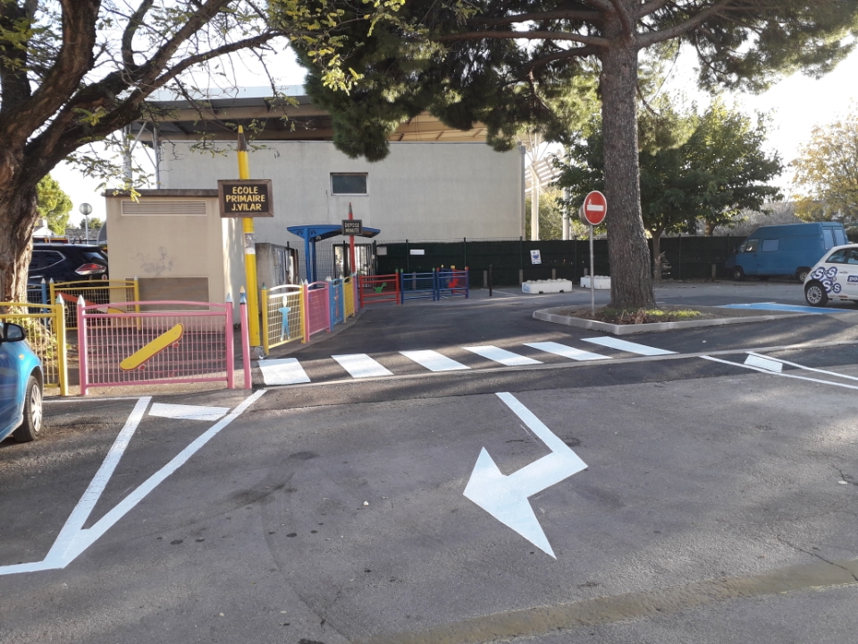 Sortie du parking Carnot refaite devant l’école, marquage au sol neuf