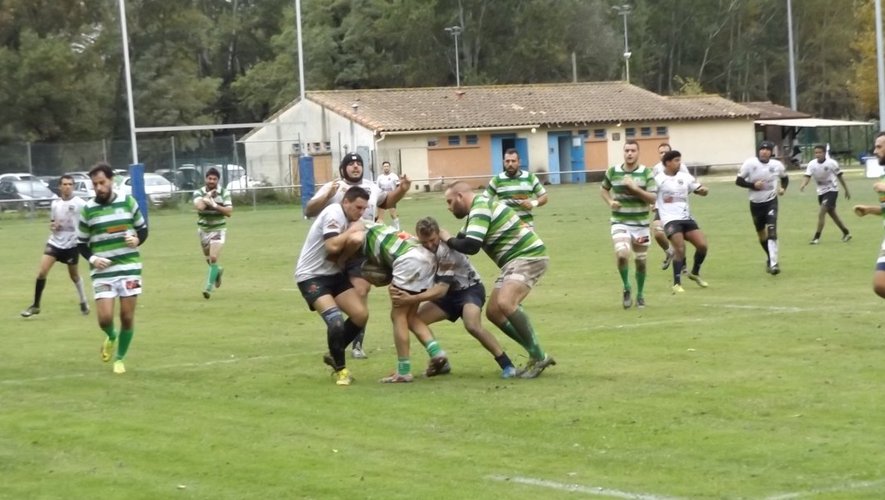 Joueurs de rugby en maillots verts et blancs pendant un match sur la pelouse du stade de Miémart